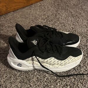 Unisex Curry 11 basketball shoes. Women’s size 9, men’s 7.5